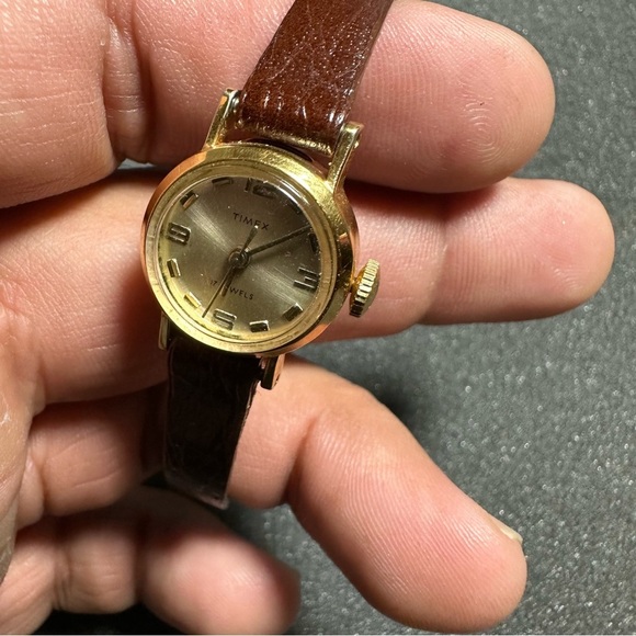 Vintage Timex 17 Jewels Ladies Gold Tone Mechanical Wind Up Watch Parts / Repair - Picture 5 of 9